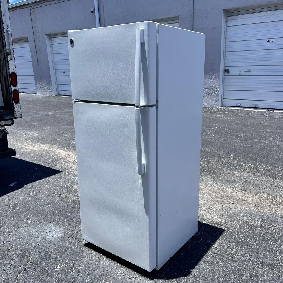 GE Top and Bottom Refrigerator with Icemaker GE Top and Bottom Refrigerator with Icemaker